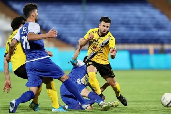  سخنگوی سپاهان  چگونه در ۱۰ روز دو پنالتی اشتباه برای استقلال می‌گیرند