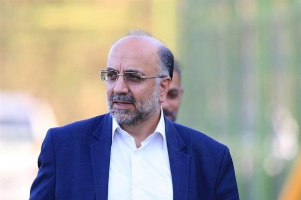 نصراصفهانی هیات مدیره حامی سراج است و قرارداد وی را تعدیل می کند