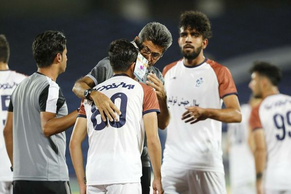 مکوندی از نیمه دوم بازی راضی نیستم ماندن پیکان در لیگ قطعی نشده