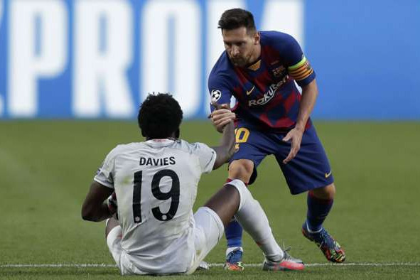  آلفونسو دیویس  می‌خواستم پیراهن مسی را بگیرم اما او ناراحت بود