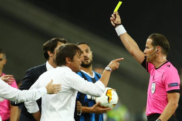 بانگا موهای کونته را کشید تا بفهمد که کلاهگیس دارد یا نه