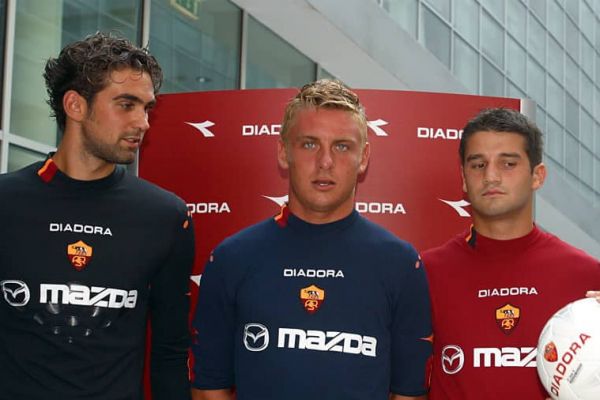  نوستالژی؛ دنیله ده‌روسی در مراسم رونمایی از لباس رم در سال ۲۰۰۴