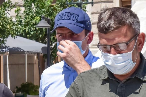 تهدید پلیس یونان توسط هری مگوایر میدانید من چه کسی هستم