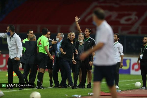 حواشی فینال به سکوها کشیده شد درگیری شدید میان تماشاگران استقلال و تراکتور در ورزشگاه