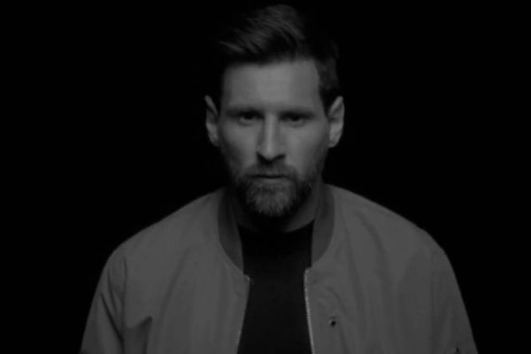 کریخوانی مسی در کلیپ تبلیغاتی جدیدش میگویند دورانش تمام شده