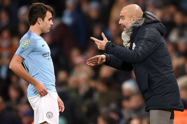 بارسلونا به طور همزمان روند جذب دو بازیکن را دنبال میکند