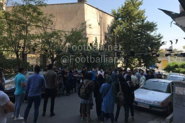 ادامه تجمعات اعتراضی هواداران استقلال تعداد معترضان بیشتر شد