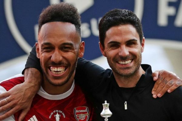 آرتتا اوبامیانگ پیشنهاد بارسلونا را رد کرد تا در آرسنال بماند