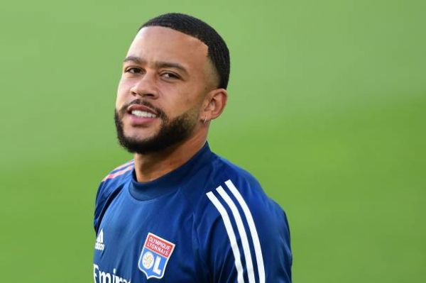 مهاجم مورد نظر بارسلونا در لیون ماندنی شد