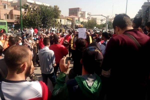 پایان تجمع پرسپولیسیها مقابل مجلس