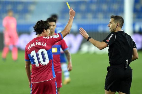 تصویر عجیب در لالیگا بازیکنی که به داور کارت زرد نشان داد