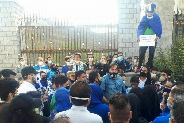  تجمع دوباره هواداران استقلال مقابل مجلس شورای اسلامی