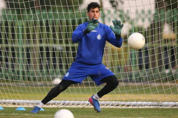 عقد قرارداد سه بازیکن با استقلال