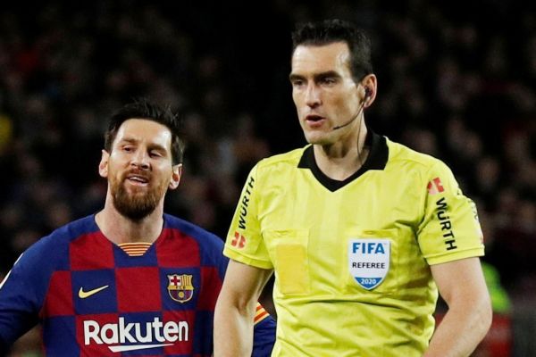 آمار داور ال کلاسیکو برای رئال مادرید و بارسلونا چگونه بوده