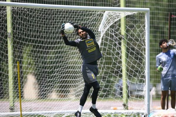  حرکات آکروباتیک حسینی در دیدار دوستانه  عکس