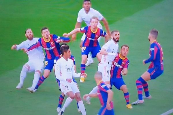 بررسی صحنههای داوری الکلاسیکو کاسمیرو روی مسی پنالتی نکرد