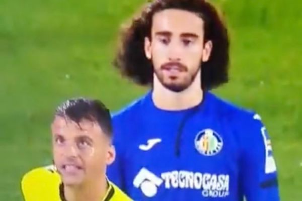 رفتار عجیب بازیکن ختافه عمدا به داور تنه زد