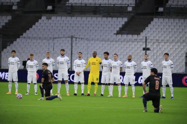 تصویر روز؛ وقتی بازیکنان مارسی زانو نزدند