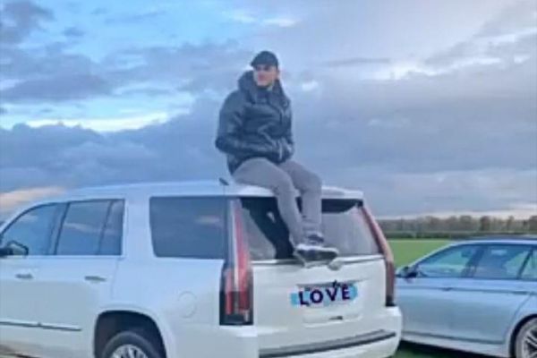  طبیعت‌گردی ایکاردی با همسرش و نشستن روی سقف ماشین