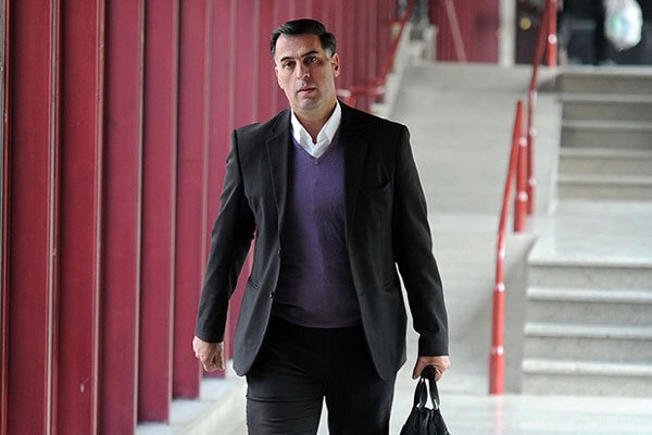  باشگاه فولاد برای ثبت قراردادهایش فردی جز آذری را معرفی کند