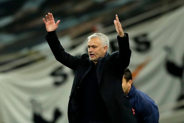 مورینیو بین دو نیمه میخواستم 11 تعویض انجام دهم