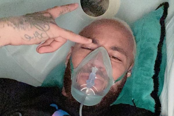 عکس؛ ریکاوری نیمار از مصدومیت با ماسک اکسیژن