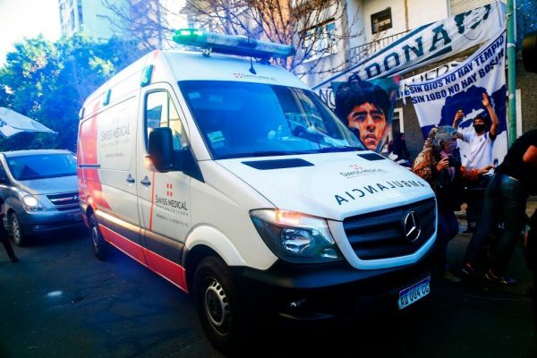  عکس؛ تجمع مردم آرژانتین اطراف آمبولانس دیگو مارادونا