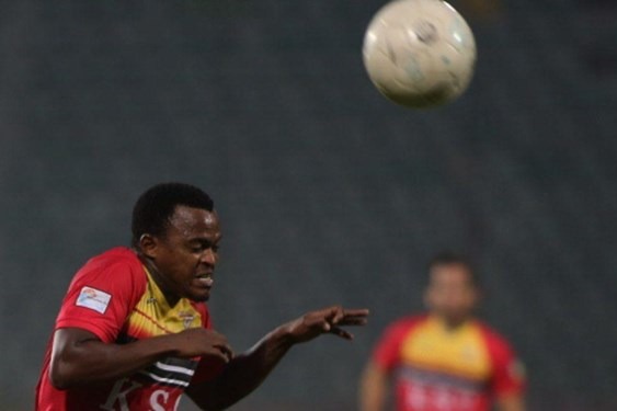 حاشیه بازی ذوبآهن و فولاد نکونام پاتوسی را تعویض کرد اعتراض مربیان 2 تیم به داور