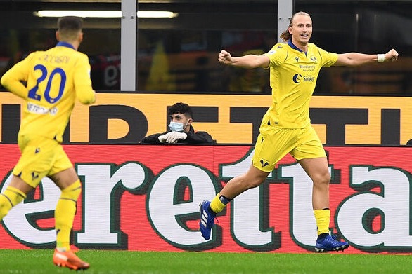 میلان 2-2 هلاس ورونا؛ فرار روسونریها از شکست در شب عجیب زلاتان