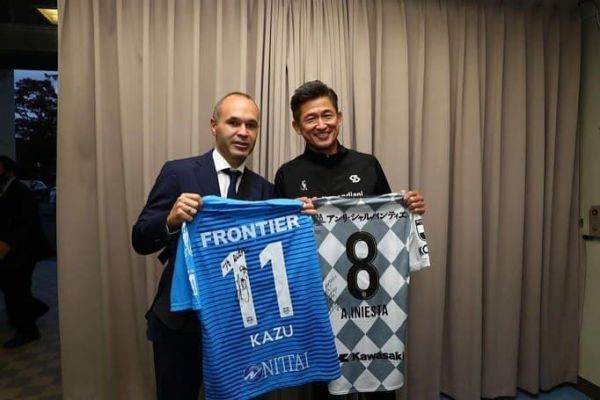 عکس؛ دیدار آندرس اینیستا با پیرترین بازیکن جهان