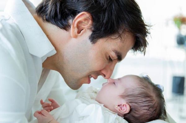 عکس؛ کاکا یک ماهگی دخترش را جشن گرفت