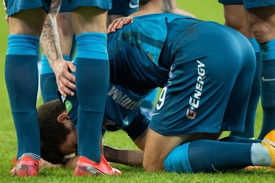 گریه همتیمی آزمون به دلیل فوت پدرش پس از گلزنی