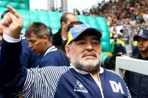 وکیل مارادونا پزشک او معجزه کرد؛ جان دیگو در خطر بود