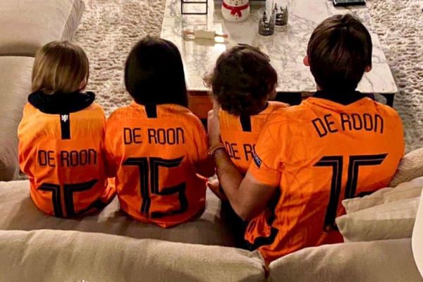 تصویر روز؛ هافبک تیم ملی هلند و شیوهای جالب برای روحیه دادن به همتیمیها