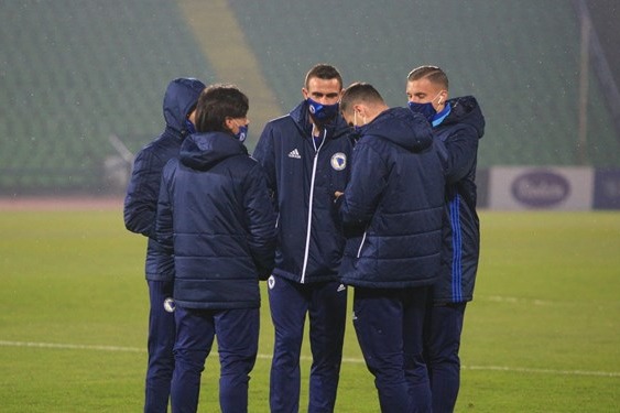  ورود بازیکنان بوسنی به ورزشگاه برای دیدار با ایران