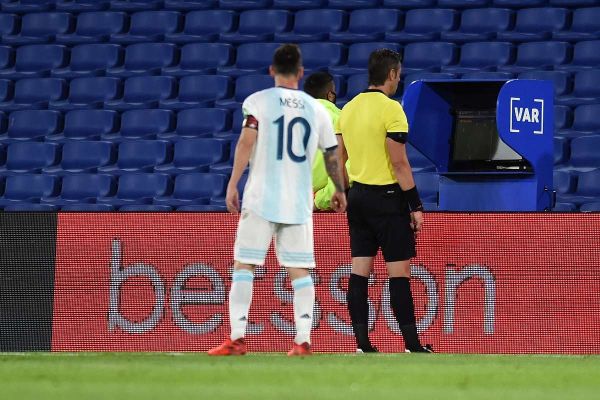اعتراض اسکالونی به VAR پس از مردود شدن گل مسی