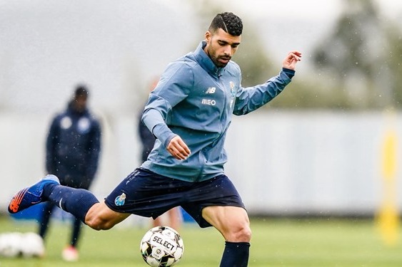 طارمی روی جلد روزنامه پرتغالی؛ ستارهها روی صحنه فرا خوانده شدند