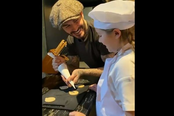  عکس؛ شیرینی پزی دیوید بکام به همراه دخترش