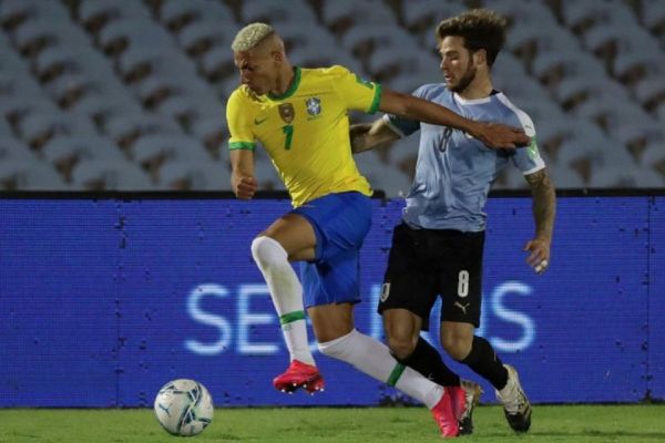 ریچارلیسون ممکن بود پایم بشکند اما حرکت کاوانی از قصد نبود