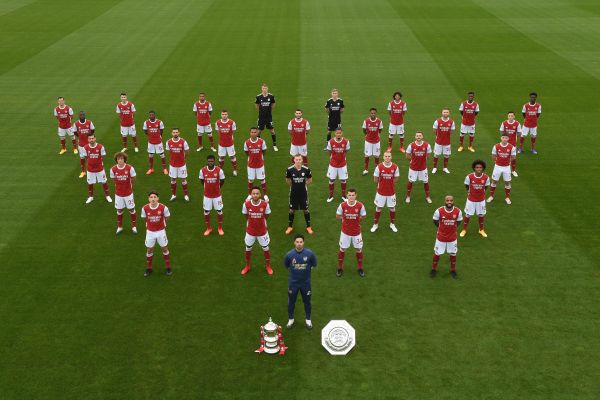 تعجب و شوخی هواداران آرسنال با حضور اوزیل در عکس تیمی