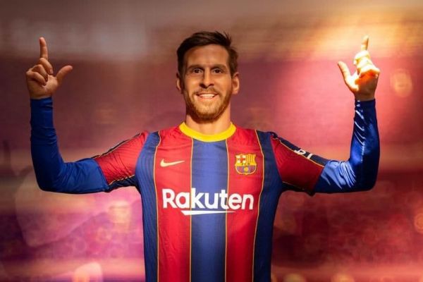  عکس؛ رونمایی از مجسمه مسی در موزه شهر بارسلونا