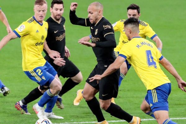 شعار عجیب هواداران کادیز در بیرون ورزشگاه مسی، بمیری