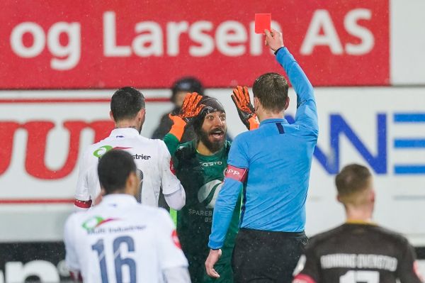  لحظه اخراج سوشا مکانی دروازه بان تیم میوندالن در بازی مقابل هاگساند  او به خاطر این اخراج، از دو بازی تیمش محروم شد که یکی از این بازیها دیشب برگزار شد و میوندالن حریفش را شکست داد