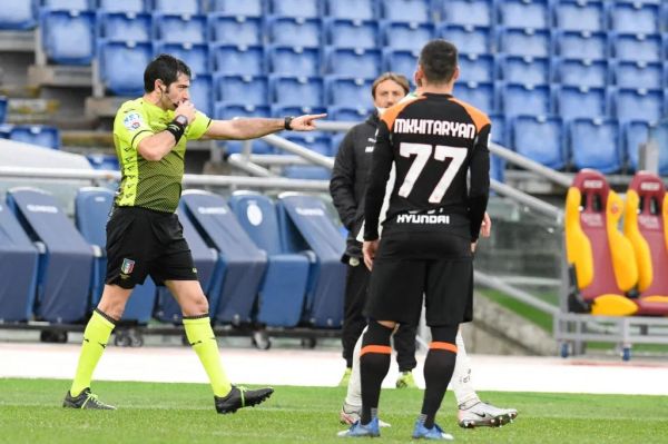 مهاجم رم و عصبانیت از داور همه دیدند چه اتفاقی افتاد