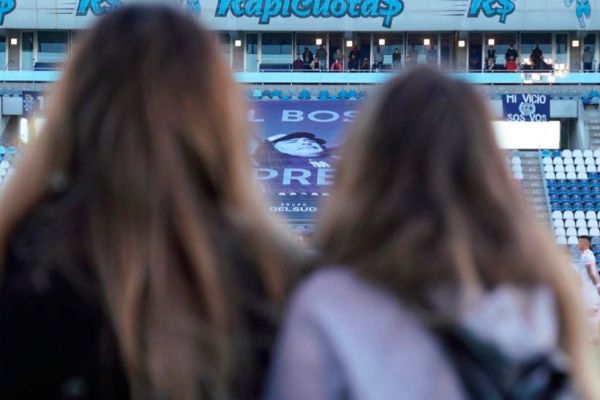  تصویر روز؛ ادای احترام خیمناسیایی‌ها به مارادونا پیش چشم دخترانش