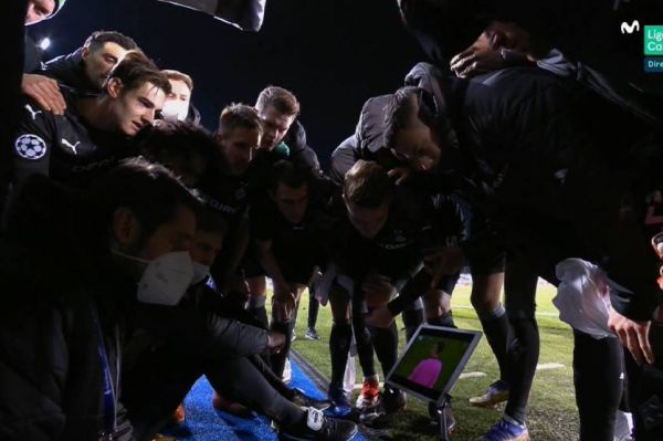 قاب جالب بازیکنان مونشنگلادباخ؛ از استرس پای آیپد تا جشن صعود