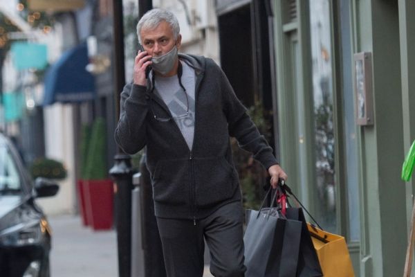 سوژه روز؛ مورینیو و خرید برای شب عید با ماسک