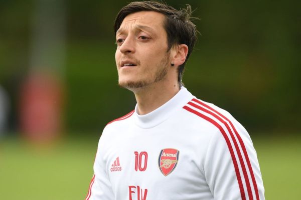 اسطوره آرسنال آرتتا باید از اوزیل عذرخواهی کرده و او را برگرداند