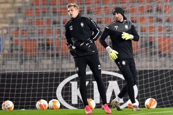 سرمربی تیم آنتورپ انتخاب بین بیرانوند و بوتز معضل است