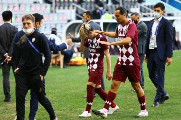  بدرقه تیم ویسل کوبه توسط کارمندان هتل و تشکر باشگاه ژاپنی